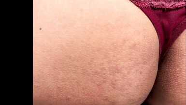 Shemale muestra su culo en tanga roja - AnaLuu10