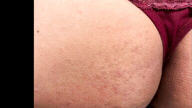 Shemale muestra su culo en tanga roja - AnaLuu10