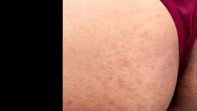 Shemale muestra su culo en tanga roja - AnaLuu10