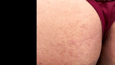 Shemale muestra su culo en tanga roja - AnaLuu10