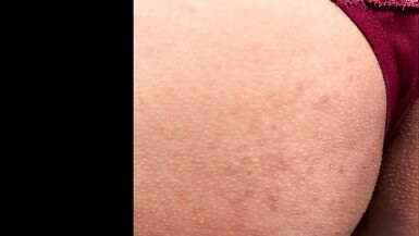 Shemale muestra su culo en tanga roja - AnaLuu10