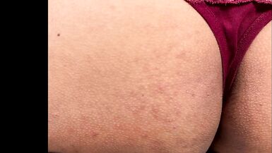 Shemale muestra su culo en tanga roja - AnaLuu10
