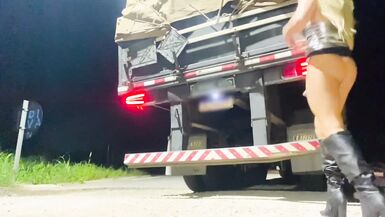 CAMINHONEIRO DOTADO FUDENDO A SAFADA NA BEIRA DA ESTRADA - COMPLETO NO XVIDEOS RED - - 14 image
