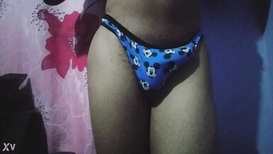 Cdzinha putinha rabuda rebolando de calcinha - 2 image