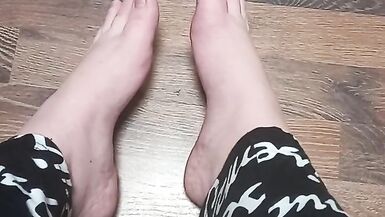 Gorgeous legs and toes - 2 image