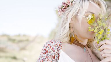 Bree Daniels, Aubrey Kate got bored picking flowers so they decided to fuck - 3 image