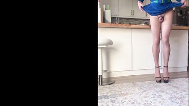 Aunt showed her pussy to the plumber - 10 image