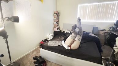 cutie teen femboy cums with anal plug vibrator on her bed :3 - 4 image