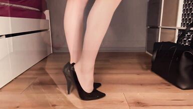 Hot and Horny Boss in Patyhose & Heels Reliefes the Tension