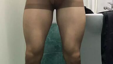 Toilet camera filmed a crossdresser in tights - 1 image