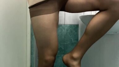 Toilet camera filmed a crossdresser in tights - 10 image