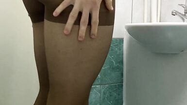 Toilet camera filmed a crossdresser in tights - 11 image