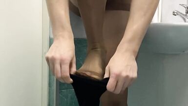 Toilet camera filmed a crossdresser in tights - 13 image