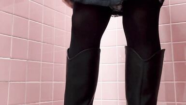 Mitsuha who was secretly photographed while using the toilet - 4 image