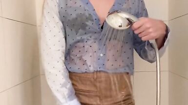 Chelsea spills milkshake and rides dildo in shower - 7 image