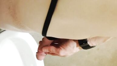 Berrybutt Pissing Again