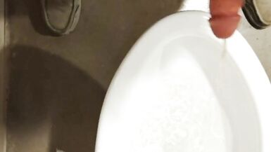 Berrybutt Pissing Again - 2 image