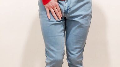Tiny crossdresser pee in his jeans