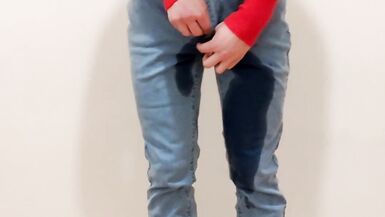 Tiny crossdresser pee in his jeans - 5 image