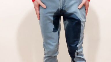 Tiny crossdresser pee in his jeans - 6 image