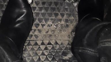 Dirty leather pedal pump - 1 image