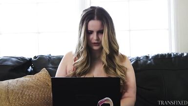 Girlfriend suprises her tranny girlfriend for their anniversary - 1 image