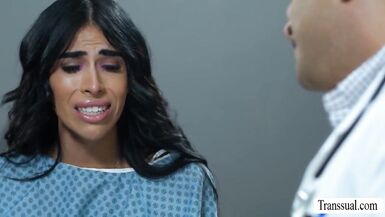 TS patient gets her ass devoured by kinky doctor Draven Navarro - 1 image