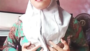 Watch Shemale Masturbate In The Morning While Squirting TS & TS Cock