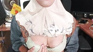 Watch Ladyboy Cums while Masturbating in Hijab with her Big Tits and Tits Squirting - 13 image