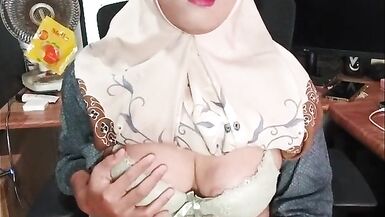 Watch Ladyboy Cums while Masturbating in Hijab with her Big Tits and Tits Squirting - 14 image