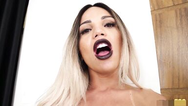 Rebecca Jacks moans dirty while playing with her big tranny - 6 image