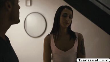 TS Khloe copulates some random chaps bigcock - 2 image