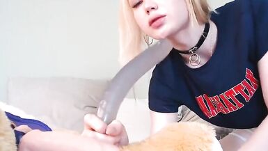 Teenager-Falle mit einem langen Vibrator Deepthroat