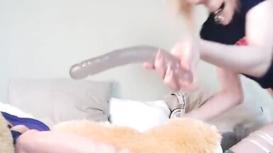 Teenager-Falle mit einem langen Vibrator Deepthroat - 9 image