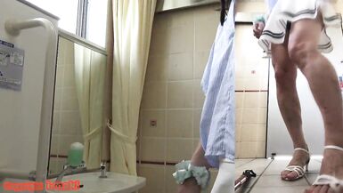 CD JUIN Maki in a public WC - 15 image