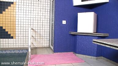 chamei minha amiga da escola para um banho de piscina acabei comendo ela - 1 image