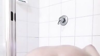 TS Yubeca Play her Weenie in the Shower - 1 image