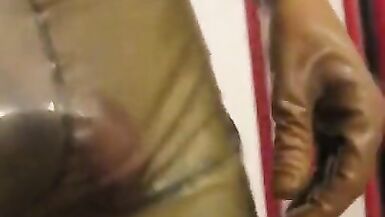 in Latexhose gepinkelt - 10 image