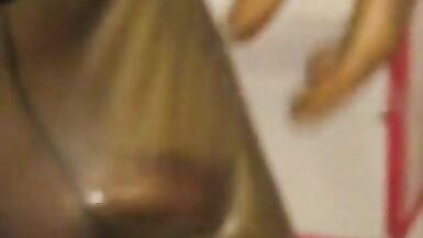 in Latexhose gepinkelt