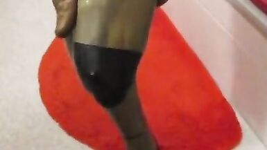 in Latexhose gepinkelt - 12 image