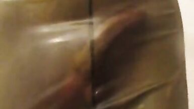 in Latexhose gepinkelt - 4 image