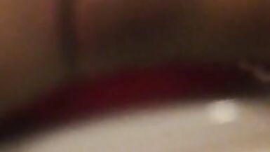 in Latexhose gepinkelt - 5 image