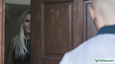 Ts Kayleigh enjoys engulfing afro ramrod - 4 image