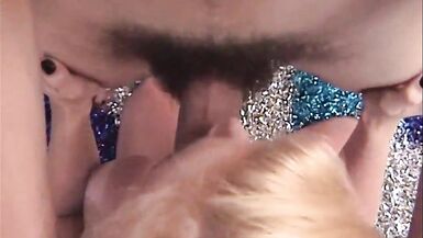 Novinho perde virgindade anal com travesti bem dotada - 4 image
