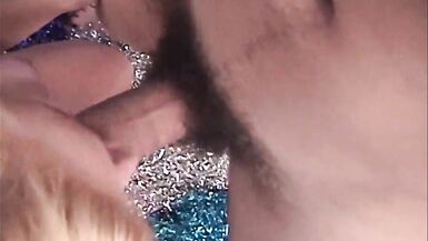 Novinho perde virgindade anal com travesti bem dotada - 5 image