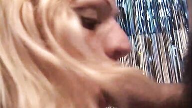 Novinho perde virgindade anal com travesti bem dotada - 9 image