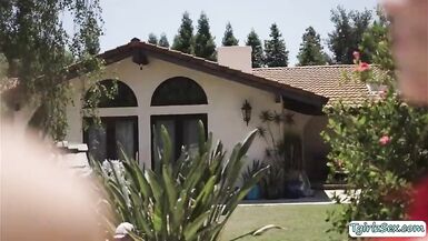 Sheladys engulfing fortunate knob in 3some - 1 image