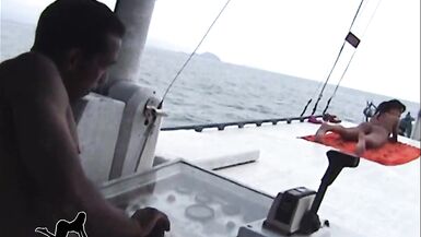 TRAVESTI  GOSTOSA FODE  EM ALTO MAR COM CAPITAO PAUZUDO - 3 image