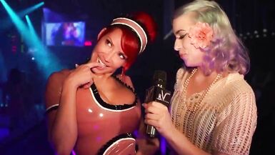 Hawt Latex Maid Crush Show - Es wird gefickt und plattgepresst, was die Latex Maid Flatterschürzen hergeben ihr scheiss Transvestitenschweine. Ab inne Presse mit euch Frauenklamotten tragenden Fickabfällen.