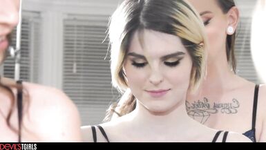 Trans Ella Hollywood looks SO hawt in this three-some - 3 image